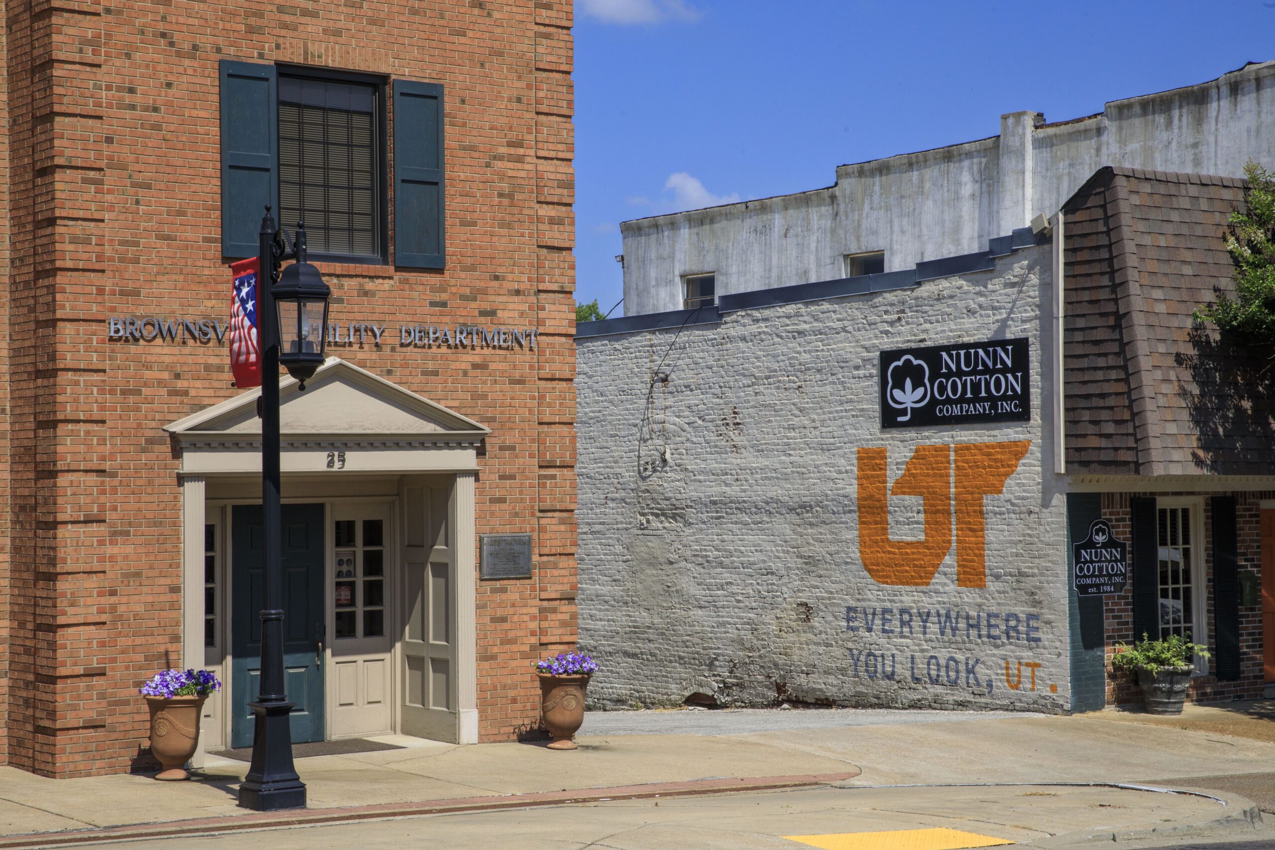 UT mural painted on the side of the Nunn Cotton Company building in Brownsville, Tennessee